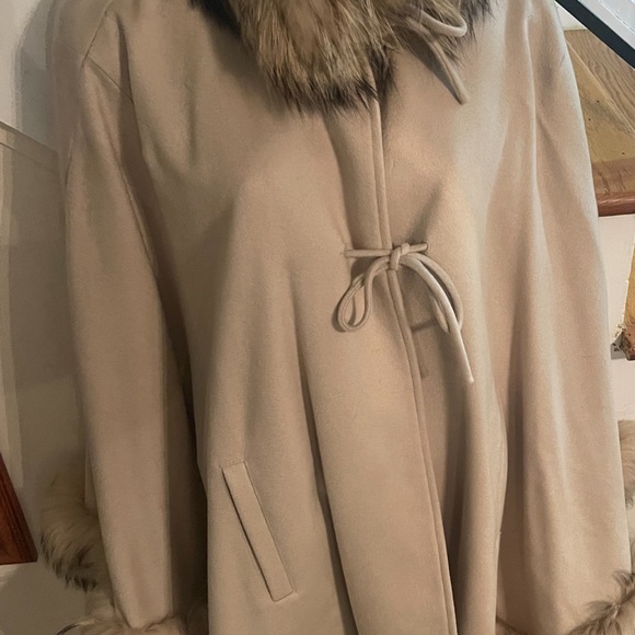 Luxury cream cashmere cape, trimmed in genuine fox fur - Picture 4 of 9
